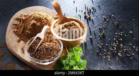 Composizione con coriandolo macinato Foto Stock