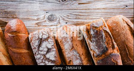 Composizione con prodotti da forno assortiti su tavola di legno. Foto Stock