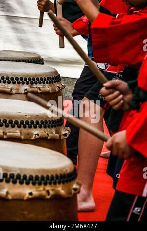 Immagini di bambini che colpiscono il taiko Foto Stock