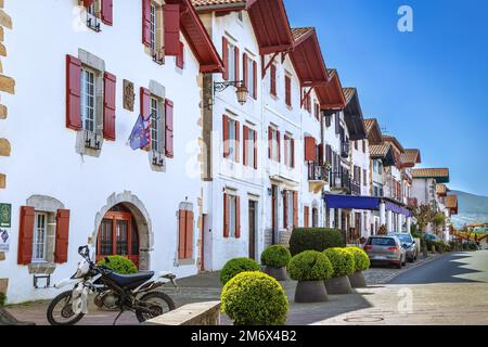 Strada a Ainhoa, Pirenei Atlantici, Francia Foto Stock