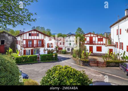 Strada a Ainhoa, Pirenei Atlantici, Francia Foto Stock