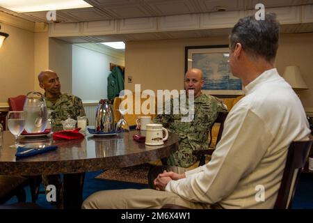 220508-N-GP384-1100 MEDITERRANEO (8 maggio 2022) da sinistra a destra, Stati Uniti Forze navali Europa e Africa Fleet Master Chief Derrick Walters, Master Chief Petty Officer della Marina Russell Smith e Rear ADM. Curt Renshaw, comandante, Carrier Strike Group 8, parlano della missione del gruppo sciopero a bordo della portaerei di classe Nimitz USS Harry S. Truman (CVN 75), 8 maggio 2022. Il gruppo Harry S. Truman Carrier Strike Group è in fase di implementazione pianificata negli Stati Uniti Sesta area di attività Fleet a sostegno degli interessi degli Stati Uniti, alleati e partner in Europa e Africa. Foto Stock