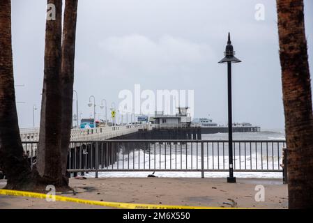 Ciclone bomba causa di tempesta grave, danni da alluvione, Santa Cruz, 5 gennaio 2023; la tempesta uccide 2. Pier è un danno da alluvione, centinaia di case senza alimentazione in costa Foto Stock