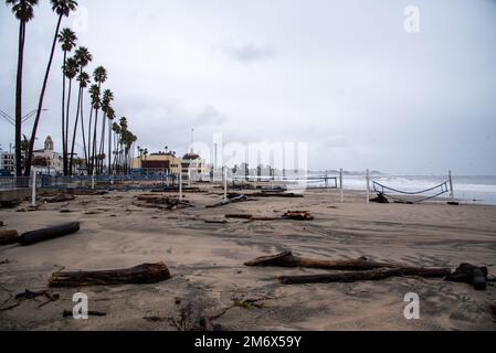 Ciclone bomba causa di tempesta grave, danni da alluvione, Santa Cruz, 5 gennaio 2023; la tempesta uccide 2. Pier è un danno da alluvione, centinaia di case senza alimentazione in costa Foto Stock