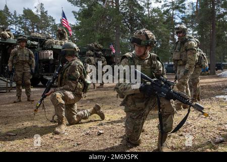 STATI UNITI I soldati dell'esercito assegnati a 4th Squadrone, 2D reggimento di cavalleria conducono un'esercitazione antincendio prima di una strada tattica che marciano nella Niinsalo Training Area, Finlandia, 8 maggio 2022. Exercise Arrow è un esercizio annuale, pre-pianificato e multinazionale che si svolge in Finlandia, dove le forze in visita comprendono gli Stati Uniti, il Regno Unito, la Lettonia, E l’Estonia, insieme alle forze di difesa finlandesi, si allenano in impegni di forza su forza ad alta intensità e in un’attività di fuoco vivo con l’obiettivo di aumentare la disponibilità militare e sviluppare l’interoperabilità tra le nazioni partner partecipanti. Foto Stock