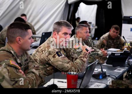 CAMP ATTERBURY, Ind. (8 maggio 2022) III corpo il vice comandante generale dell'esercito britannico il generale Michael Keating parla durante una riunione operativa come parte dell'esercitazione Guardian Response (GR) 22 a Camp Atterbury, Indiana, maggio 8. GR22 è un ente statunitense Forze dell'esercito Valutazione esterna diretta dal comando e culminante evento di formazione per gli Stati Uniti Enti di gestione delle conseguenze per le imprese di Northern Command in ambito chimico, biologico, radiologico e nucleare. L'esercizio è incentrato sul sostegno alla difesa dei gruppi di missione delle autorità civili. Foto Stock