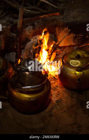 Bollitore con tè beduino sul fuoco, Giordania Foto Stock