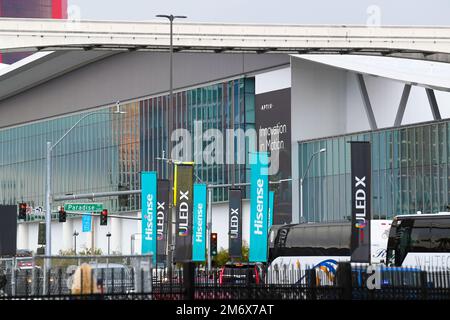 Las Vegas, Stati Uniti. 05th Jan, 2023. I cartelli sono esposti durante il CES 2023 al Las Vegas Convention Center di Las Vegas, Nevada, il 5 gennaio 2023. (Foto di Bryan Steffy/Sipa USA) Credit: Sipa USA/Alamy Live News Foto Stock