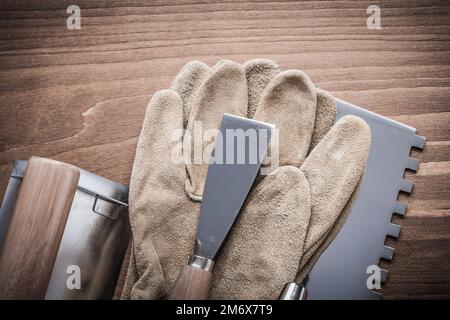 guanti da lavoro per raschiatore angolare coltello stucco. Foto Stock