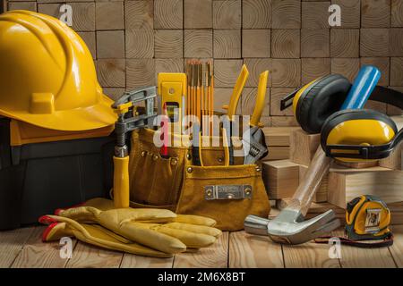 grande set di attrezzi per la carpenteria da costruzione su sfondo in legno Foto Stock