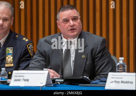 NEW YORK, NEW YORK - GENNAIO 05: Il capo dei detective di New York James W. Essig parla a una conferenza stampa sulle statistiche di fine anno sulla criminalità con i migliori funzionari di New York al 1 Police Plaza il 5 gennaio 2023 a New York City. Il crimine rimane al di sopra dei livelli record dell'ultimo decennio, ma il sindaco Eric Adams, il commissario della polizia Keechant Sewell e una serie di alti funzionari del NYPD hanno affermato che le cose vanno nella giusta direzione, mentre presentavano le statistiche sulla criminalità di fine anno del 2012. Foto Stock