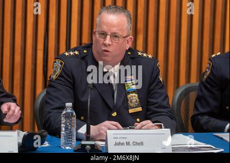 NEW YORK, NEW YORK - GENNAIO 05: Il capo della Patrol di NYPD John M. Chell parla a una conferenza stampa sulle statistiche di fine anno sulla criminalità con i migliori funzionari di NYPD al 1 Police Plaza il 5 Gennaio 2023 a New York City. Il crimine rimane al di sopra dei livelli record dell'ultimo decennio, ma il sindaco Eric Adams, il commissario della polizia Keechant Sewell e una serie di alti funzionari del NYPD hanno affermato che le cose vanno nella giusta direzione, mentre presentavano le statistiche sulla criminalità di fine anno del 2012. Foto Stock