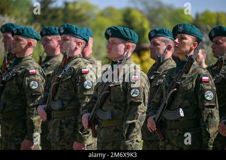 Soldati polacchi in formazione durante una cerimonia di commemorazione della Giornata della Vittoria a Drawsko Pomorskie, Polonia, 8 maggio 2022. Il Victory Day, o V - e Day negli Stati Uniti, riconosce la fine della seconda guerra mondiale nel teatro europeo e ricorda i sacrifici dei membri del servizio e dei civili persi durante il conflitto. Foto Stock