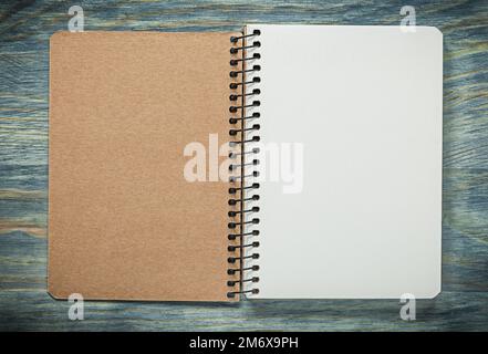 Controllato copybook su bordo di legno concetto ufficio. Foto Stock