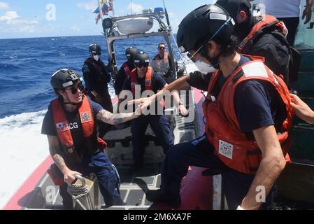 L'ausiliare della Guardia Costiera Hua Lin McCaffrey completa un imbarco in mare nell'Indo-Pacifico, 9 maggio 2022. I volontari con capacità di interpretazione come McCaffrey sono molto richiesti nella Guardia Costiera ausiliaria, per aiutare la Guardia Costiera a rilevare e scoraggiare la pesca illegale, non dichiarata e non regolamentata. Foto Stock