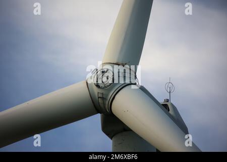 Primo piano del mozzo di una turbina eolica, turbina eolica con turbina. Foto Stock