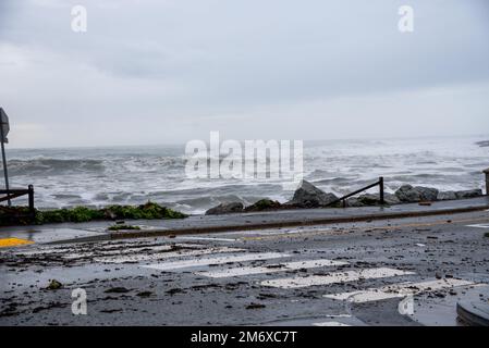 Ciclone bomba causa di tempesta grave, danni da alluvione, Santa Cruz, 5 gennaio 2023; la tempesta uccide 2. Pier è un danno da alluvione, centinaia di case senza alimentazione in costa Foto Stock