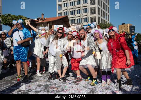 Gente felice in squadre vestite con costumi colorati sfilando al limassol carnevale parata a cipro Foto Stock