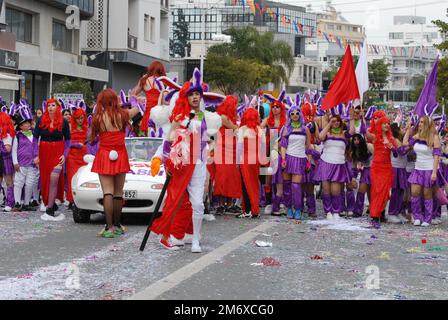 Persone felici in squadre vestite con costumi colorati sfilando alla famosa sfilata di carnevale di limassol Foto Stock