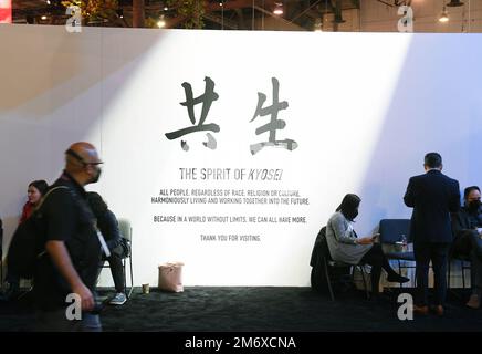 Las Vegas, Stati Uniti. 05th Jan, 2023. I partecipanti si siedono sul pavimento al CES 2023 presso il Las Vegas Convention Center di Las Vegas, Nevada, il 5 gennaio 2023. (Foto di Bryan Steffy/Sipa USA) Credit: Sipa USA/Alamy Live News Foto Stock