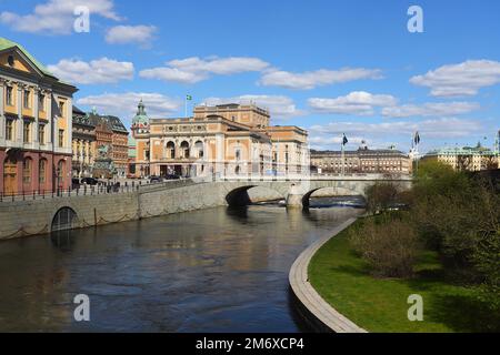 Stockhol, Svezia - 30 maggio 2021: Visualizza il Norrstrom e il Teatro dell'Opera reale. Foto Stock