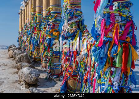 Roccia sciamano e colonne rituali sul lago Baikal Foto Stock