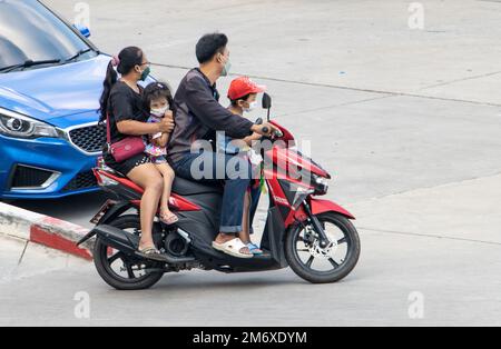 SAMUT PRAKAN, THAILANDIA, 23 2022 FEBBRAIO, Una famiglia di quattro corse insieme su una moto Foto Stock