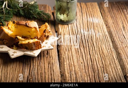 Biscotti natalizi sul tavolo di legno Foto Stock