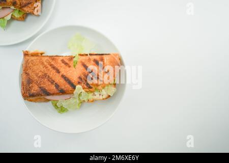 Sabbia calda posta su un piatto bianco Foto Stock