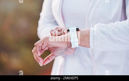 Smartwatch, donna e mano, controllo del cuore con fitness o tempo, cardio e runner all'aperto per l'esercizio. Allenamento del corpo, allenamento e controllo dei progressi Foto Stock