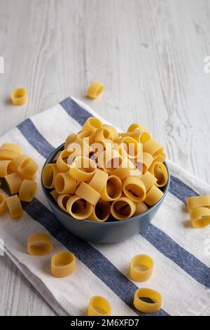 Pasta cruda non cotta Calamarata in una ciotola, vista laterale. Spazio di copia. Foto Stock