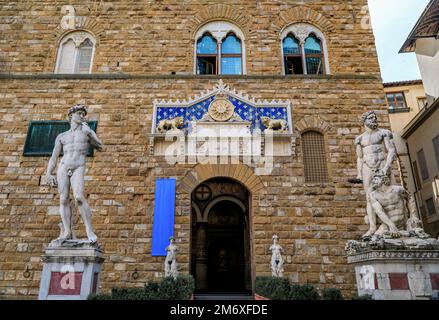 Una copia del David di Michelangelo e degli Ercole e Caco di Bartolommeo Bandinelli di Palazzo Vecchio in Piazza della Signoria a Firenze Foto Stock