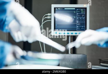 Monitor per elettrocardiogramma, mani di medici con bisturi per chirurgia, assistenza sanitaria o assistenza medica. Zoom, schermo o mano infermiera in teatro per la fiducia Foto Stock