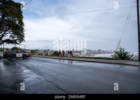 Ciclone bomba causa di tempesta grave, danni da alluvione, Santa Cruz, 5 gennaio 2023; la tempesta uccide 2. Pier è un danno da alluvione, centinaia di case senza alimentazione in costa Foto Stock