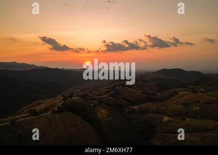 vista aerea della collina. Concetto di ambiente. Concetto di innovazione verde. Vista aerea sul villaggio e campo estivo con montagna. Foto Stock