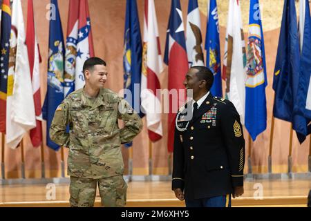 Comando Sgt. Major (CSM) Diamond Hough, CSM U. S. Army Medical Command riconosce un soldato, durante una visita al Walter Reed Army Institute of Research, 10 maggio 2022. Durante la sua visita Hough ha riconosciuto diversi membri del team WRAIR per i loro risultati. Foto Stock