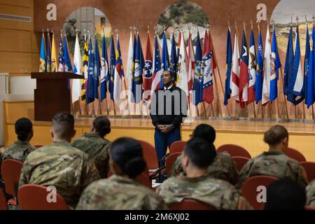 Comando Sgt. Major (CSM) Diamond Hough, CSM U. S. Army Medical Command parla ai soldati arruolati, durante una visita al Walter Reed Army Institute of Research, 10 maggio 2022. Durante la sua visita Hough ha riconosciuto diversi membri del team WRAIR per i loro risultati. Foto Stock