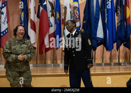 Comando Sgt. Major (CSM) Diamond Hough, CSM U. S. Army Medical Command riconosce Sgt. 1st Classe Lakeisha Paige, durante una visita al Walter Reed Army Institute of Research, 10 maggio 2022. Durante la sua visita Hough ha riconosciuto diversi membri del team WRAIR per i loro risultati. Foto Stock