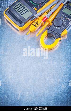 Amperometro digitale multimetro elettrico su sfondo metallico. Foto Stock