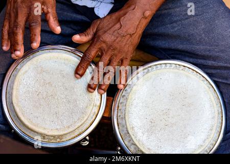 Musicista suona il bono per le strade di Pelourinho Foto Stock