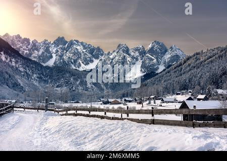 Bel paesaggio invernale innevato con i monti Dachstein a Gosau . Foto Stock
