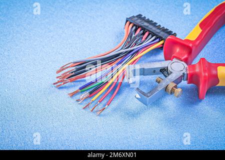 Spelafili elettrici isolanti su sfondo blu concetto di elettricità. Foto Stock