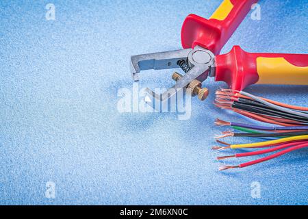 Spelafili elettrici su sfondo blu vista dall'alto concetto di elettricità. Foto Stock