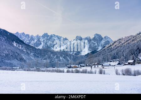 Bel paesaggio invernale innevato con i monti Dachstein a Gosau . Foto Stock