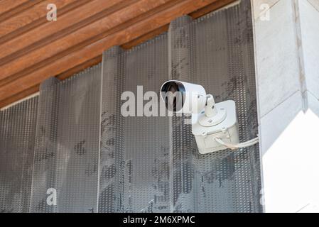 Telecamera di sicurezza CCTV IP moderna montata a parete. Concetto di sicurezza per la casa e il luogo di lavoro Foto Stock