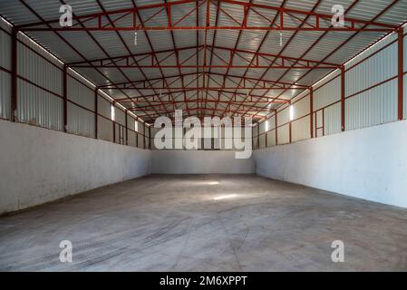 Vuoto e vecchio magazzino di fabbrica abbandonato costruito in ferro costruzione Foto Stock