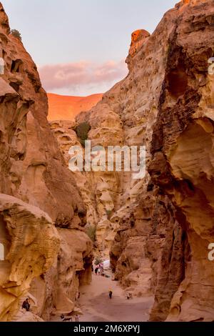 Wadi Musa, Giordania - 2 novembre 2022: Rocce e vista sulla strada a Little Petra, Siq al-Barid Foto Stock