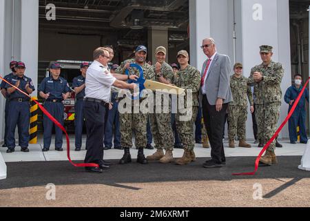 Da sinistra, Jared Whittemore, capo del fuoco al comandante Navy Region Giappone (CNRJ) servizi antincendio e di emergenza Sasebo, Atsuo Taira, Kyushu Defense Bureau Sasebo Residential Office Procurement Department Chief, Capt. David Adams, comandante, Fleet Activities Sasebo (CFAS), CMdR. Michael Rigoni, direttore del sito del Naval Supply Systems Command (NAVSUP) Fleet Logistics Center (FLC) Yokosuka Site Sasebo, CFAS Security Officer Lt. Steve Caezza, Lee Seeba, Chief of Construction per gli Stati Uniti Esercito corpo di ingegneri - Giappone Distretto, e CMdR. Christian Auger, funzionario dei lavori pubblici della CFAS, posa per una foto all'indirizzo Foto Stock