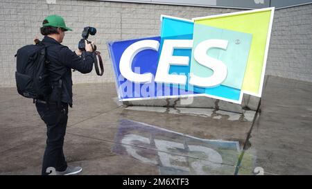 Las Vegas, Stati Uniti. 5th Jan, 2023. Un uomo scatta foto di un logo CES durante il 2023 Consumer Electronics Show (CES) di Las Vegas, Stati Uniti, 5 gennaio 2023. Il CES 2023 ha dato il via qui giovedì. Credit: Zeng Hui/Xinhua/Alamy Live News Foto Stock