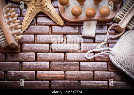 Composizione accessori da bagno su tappetino in legno controllato vista ravvicinata concetto di sauna. Foto Stock